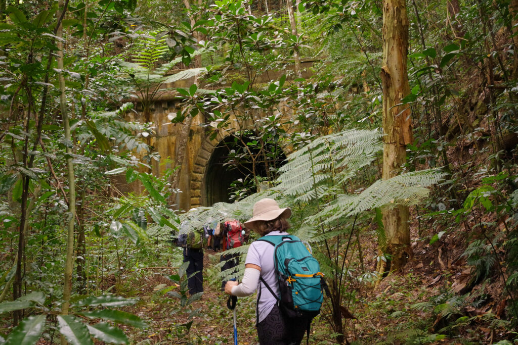 Entrée du tunnel d’Erembéré sur l’ancienne voie ferrée Nouméa-Païta