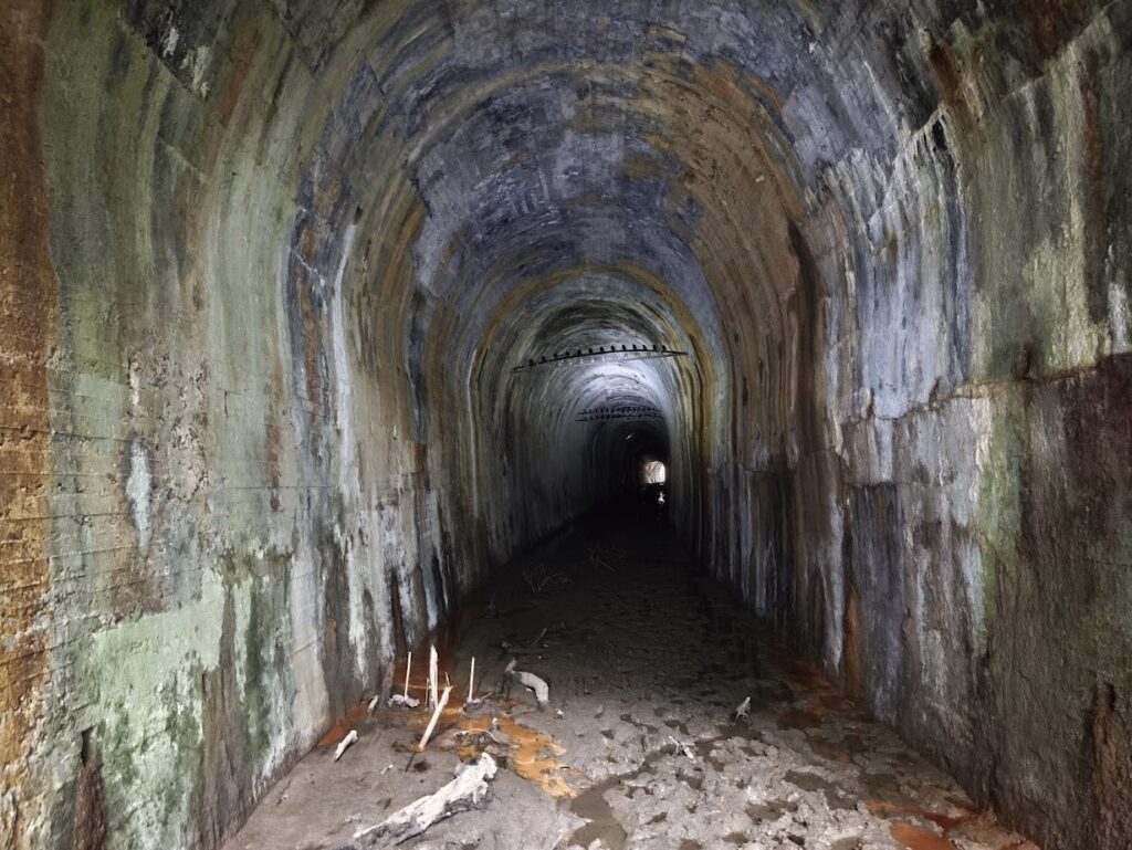 Voûte du tunnel ferroviaire d’Erembéré à Païta