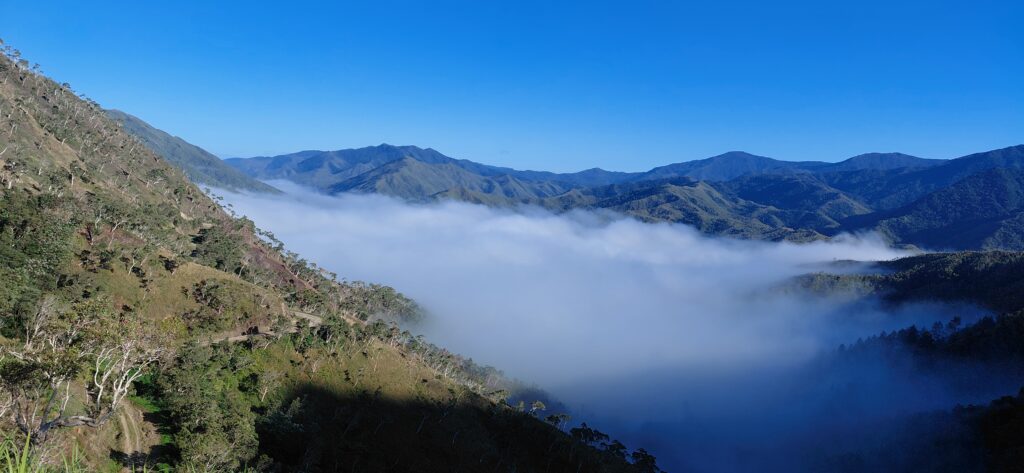 La tribu de Haut Coulna est sous la couche brume.